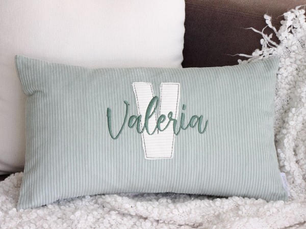 Personalisiertes Cordkissen in Mint mit cremefarbenem Buchstaben V und Namensstickerei in Dunkelgrün – Detailansicht