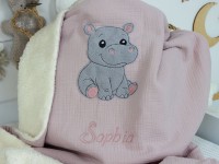 Süße Nilpferd Applikation aus Baumwollfleece auf Babydecke