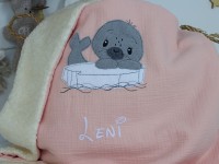 Handgemachte Kuscheldecke für Babys in Nude Rosa mit Seehund-Motiv und Namensstickerei, Rückseite Teddyplüsch in Creme.