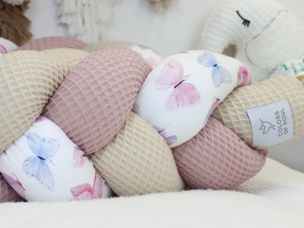 Geflochtene Bettschlange aus Waffelpique Altrosa und Light Sand mit Baumwollsatin Schmetterlinge Aquarell – handgefertigt von Colors of Soul