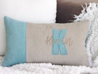 Personalisiertes Cord Dekokissen in Beige und Dunkelmint mit Initiale K und Name auf Sofa dekoriert