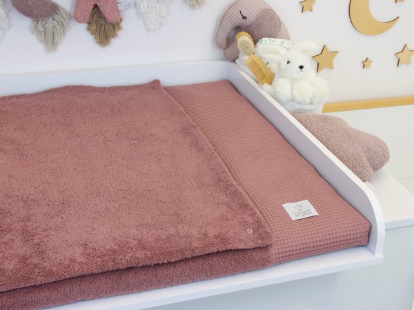 Wickelauflage mit Bezug in Alte Malve aus Waffelpique und Frottee auf weißem Wickeltisch