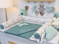 Baby Erstausstattung Set mit Bettschlange und Wickelplatz – Waffelpique altgrün und Baumwollsatin Gartenblumen rosa auf Wickelkommode