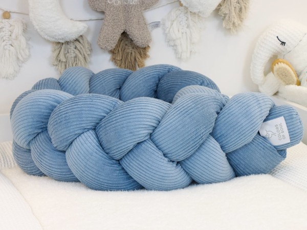 Bettschlange geflochten aus Cord in Blau im Babybett