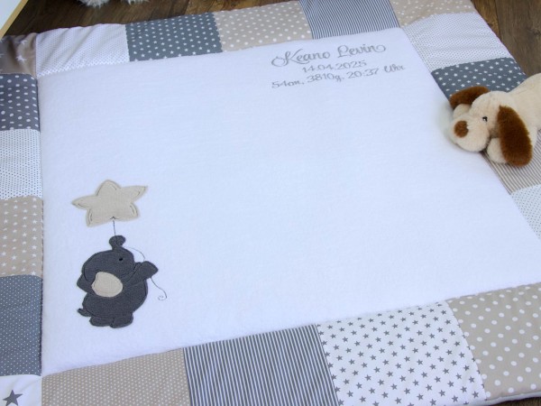 Personalisierte Patchwork Krabbeldecke mit Elefant und Stern in Beige, Grau und Weiß – handgefertigt