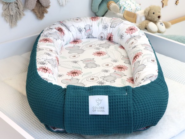 Babynestchen aus Waffelpique in Petrol mit Baumwollsatin und niedlichen Nilpferden