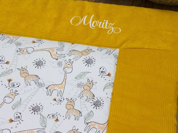 Personalisierte Krabbeldecke mit Giraffe-und-Zebra-Motiv und weichem Cord in Gelb