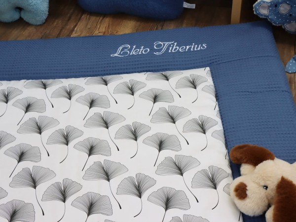 Krabbeldecke Baby personalisiert Jeansblau Ginkgo Blätter Übersicht