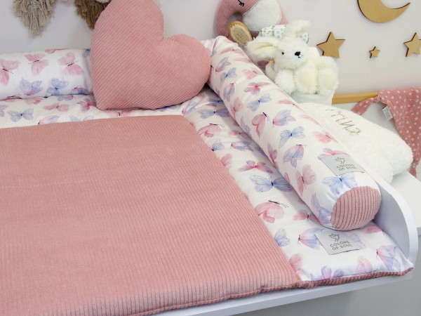 Wickelauflage Set Altrosa mit Bettschlange im Babyzimmer – Cord und Schmetterlinge Aquarell
