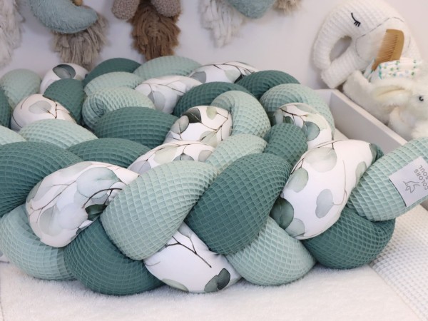 Geflochtene Bettschlange Babybett in Grüntönen mit Baumwollsatin Silberdollar-Eukalyptus – sanfter Rundumschutz
