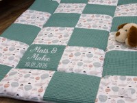 Personalisierte Patchwork Krabbeldecke aus Waffelpique Altgrün und Baumwollsatin mit schlafenden Walen und Luftballons