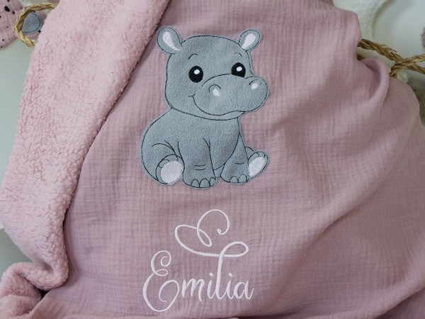Detailansicht der Nilpferd-Applikation und Namensstickerei auf der personalisierten Kuscheldecke in Puderrosa