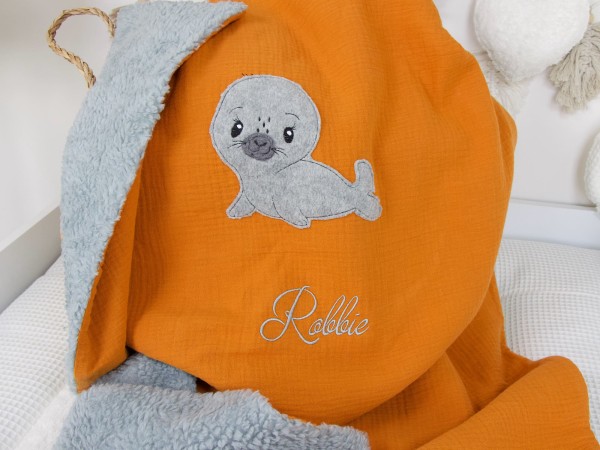 Personalisierte Kuscheldecke für Babys, Seehund-Applikation auf Musselin rost, Innenfutter Teddyplüsch moosgrau, Name „Robbie“