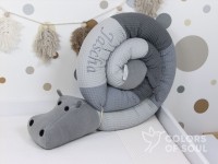 Bettschlange Nilpferd aus Waffelpique in Hellgrau, Grau und Steingrau zusammengerollt im Babyzimmer