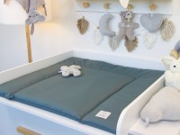 Abwaschbare Wickelauflage in Stahlblau – stilvoller, moderner Wickelplatz im Babyzimmer