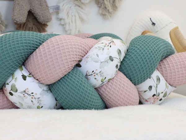 Geflochtene Bettumrandung aus Waffelpique in Altgrün und Altrosa mit Gartenblumen