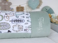 Personalisierte Krabbeldecke Waldfreunde mit Cord Mint im Babyzimmer
