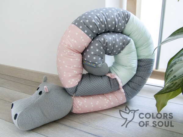 Bettschlange Nilpferd in Rosa, Grau und Mint zusammengerollt – handgefertigte Nestchenschlange fürs Babybett.