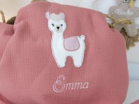 Handgemachte Babydecke mit Lama-Motiv in dusty Altrosa – personalisiert mit Namen und weicher Innenseite aus altrosa Teddyplüsch.