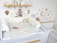 Wickelauflage mit geflochtener Bettschlange in Creme auf Wickelkommode – handgefertigtes Set für liebevolle Wickelmomente im Babyzimmer.