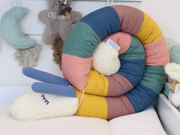 Detailansicht der Puckschnecke – weicher Teddyplüsch-Kopf mit langen Ohren und bunten Waffelpique-Segmenten.
