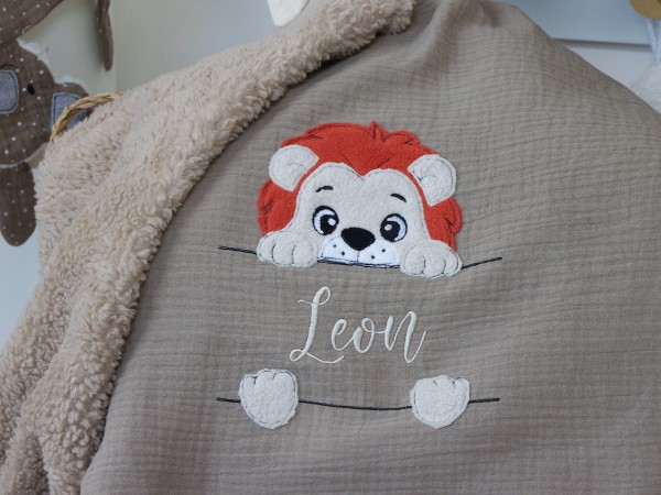 Handgemachte Kuscheldecke für Babys in Taupe und Sand, bestickt mit Löwe und Namen