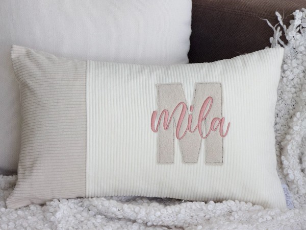 Personalisiertes Cord Kissen mit Initiale und Name in neutralen Naturtönen auf Sofa
