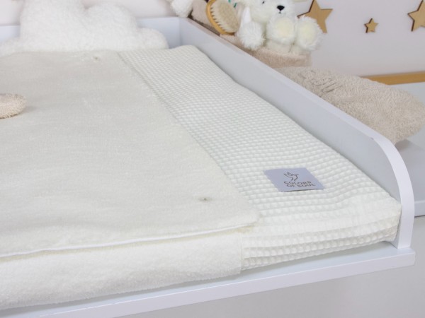 Wickelauflage in Creme mit Frottee-Bezug und Waffelpique-Rand – Baby Wickeltisch im Beige-Deko-Stil