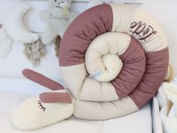 Bettschlange Baby in Waffelpique hellbeige, natur und malve – Nahaufnahme des Tierkopfs