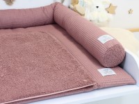 2er Set Wickelauflage mit runder Bettschlange in Alte Malve – handgefertigt aus Waffelpique und Frottee für sanfte Wickelmomente.