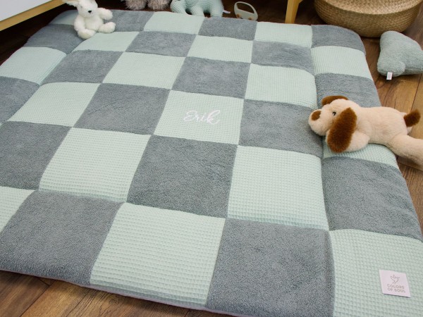 Patchwork Krabbeldecke aus Frottee Dusty Altmint und Waffelpique Hellmint personalisiert