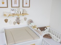 Abwaschbare Wickelauflage beige auf Wickeltisch – handgefertigt und pflegeleicht