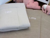 Vergleich von Krabbeldecken aus Cord in Hellbeige und Beige mit Namen