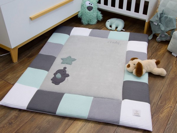 Personalisierte Patchwork Krabbeldecke mit Elefant und Luftballon in Hellgrau, Mint und Weiß