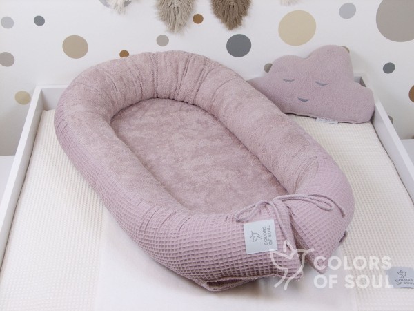 Handgemachtes Babynest in Altrosa aus Waffelpique & Frottee – kuschelig, elegant & sicher für Neugeborene