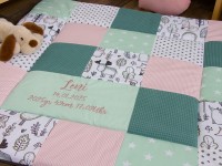 Krabbeldecke Patchwork personalisiert - Waldfreunde / Waffelpique altgrün / mint / altrosa