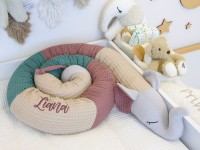 Bettschlange Elefant aus Waffelpique in Beige, Altmalve und Altgrün mit Namensstickerei im Babybett
