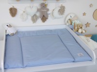 Abwaschbare Wickelauflage in Hellblau – handgefertigt, sanft und pflegeleicht auf Wickelkommode