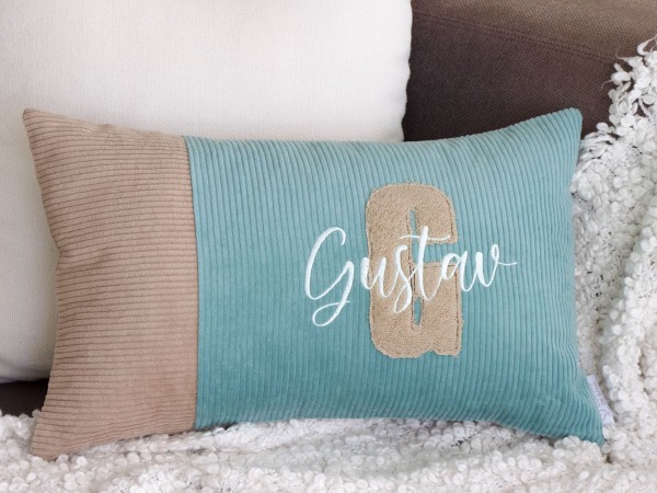 Personalisiertes Cordkissen in Camel & Dunkelmint mit Buchstabe und Name – Detailansicht