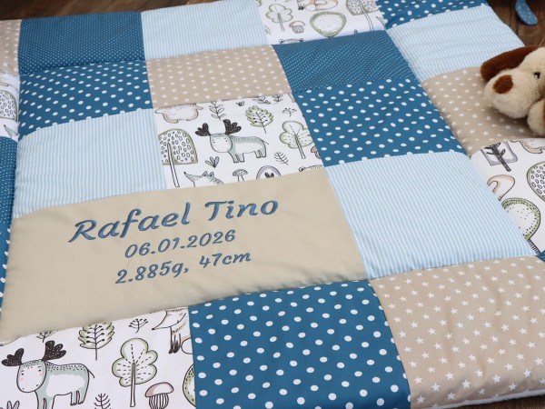 Personalisierte Patchwork Krabbeldecke mit Waldfreunde Motiv in Blau und Beige im Kinderzimmer