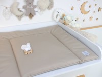 Abwaschbare Wickelauflage in Sand auf Wickeltisch – handgefertigt