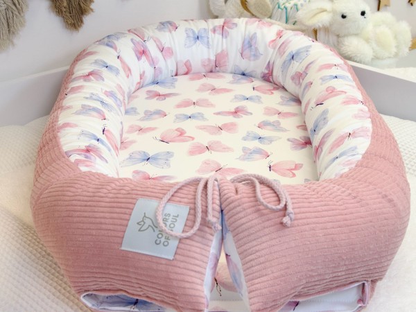 Babynestchen aus Cord Altrosa mit Schmetterlinge Aquarell im Babybett
