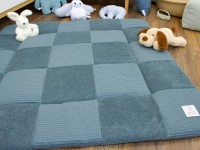Patchwork Krabbeldecke in Stahlblau aus Frottee und Waffelpique im Kinderzimmer