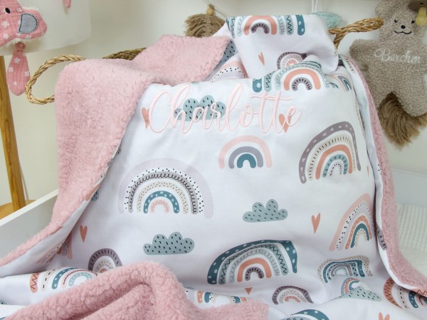 Babydecke Pastell Regenbogen mit Teddyplüsch Altrosa – personalisierte Baby Kuscheldecke auf Wickeltisch