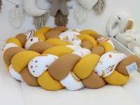 Geflochtene Bettschlange in Gelb und Karamell aus Waffelpique und Baumwollsatin – stilvoller Kantenschutz fürs Babybett