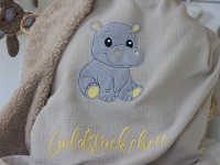 Detail der Nilpferd-Stickerei und Personalisierung Goldstückchen auf der sandfarbenen Kuscheldecke
