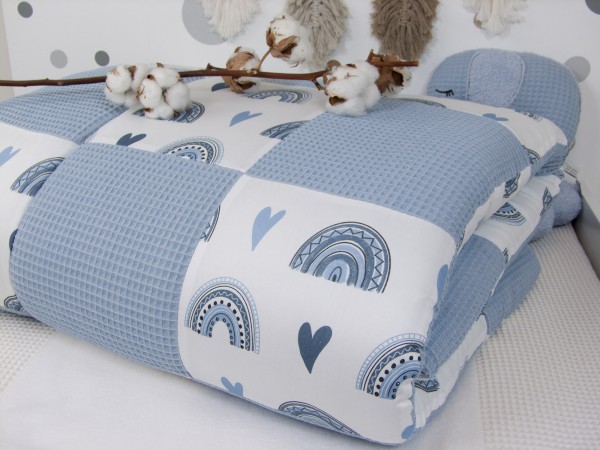 Patchwork Krabbeldecke - Regenbogen und Herzen blau / Waffelpique hellblau