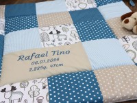 Personalisierte Patchwork Krabbeldecke mit Waldfreunde Motiv in Blau und Beige im Kinderzimmer