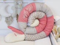 Bettschnecke aus Baumwollstoff in Blush und Sand im Babybett – weiche Bettumrandung
