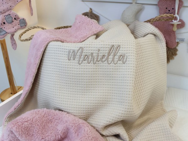Personalisierte Babydecke aus Waffelpique Natur mit altrosa Teddyplüsch und Namensstickerei – kuschelige Baby Kuscheldecke im Kinderzimmer